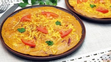 Рецепт дня: блинчики с сыром, помидорами и колбасой