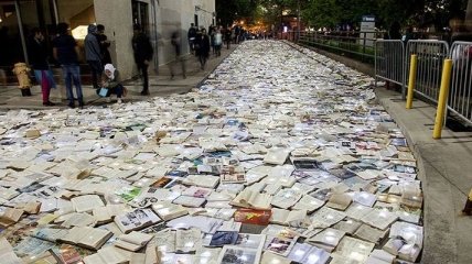 Река из 10 000 светящихся книг растянулась улицами Торонто 