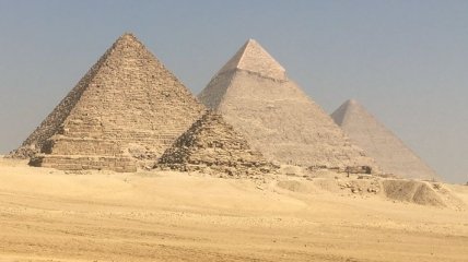 Пандемия COVID-19: В Египте дезинфицируют Великие пирамиды