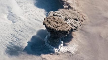 Астронавты запечатлели извержение вулкана Райкоке, находящегося на Средних Курилах