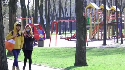 В Чернигове несмотря на карантин люди массово вышли на прогулки по городу