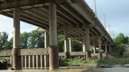 В Черновцах женщина прыгнула с моста (Видео)