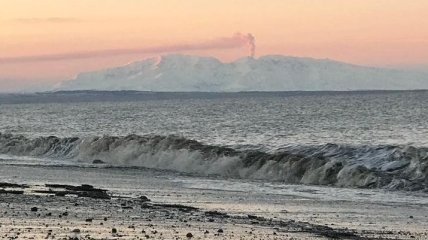 На Аляске проснулся вулкан Вениаминова, небо закрыто