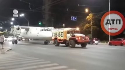 "Вот это зрелище": ночная перевозка самолета по Киеву озадачила сеть (видео)