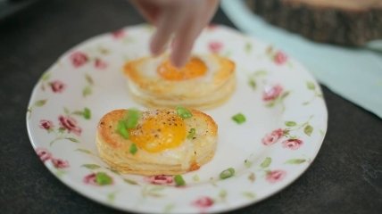 Что приготовить на завтрак быстро и вкусно: необычная яичница в слоеном тесте