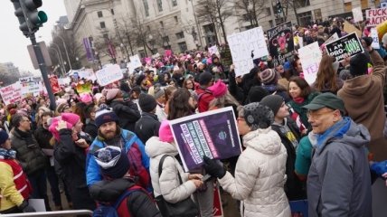Женский марш 2019: Тысячи людей вышли на улицы Нью-Йорка