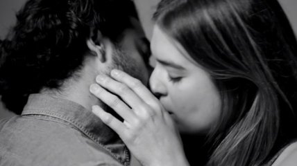 Чувства во время первого поцелуя (видео)