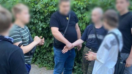 В Киеве малолетние "скинхеды" напали на сотрудника посольства США: что им грозит