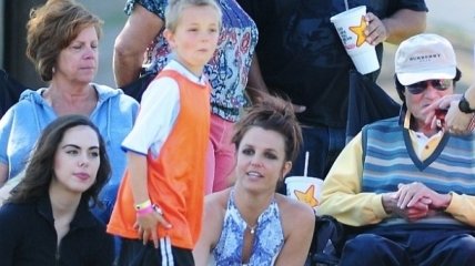 Бритни Спирс болеет за сына на футбольном матче (ФОТО)