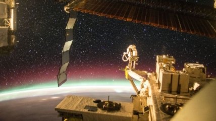 Вид из МКС: полярное сияние и россыпь звезд  