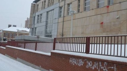 Полиция открыла дело за надписи на генконсульстве Польши во Львове