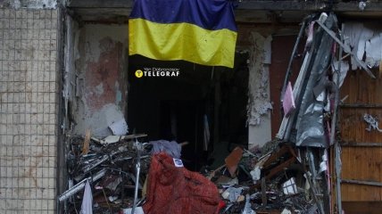 Українській прапор на одній з понівечених квартир