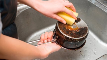 Как отмыть пригоревшую кастрюлю