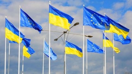 Прапори України та ЄС.