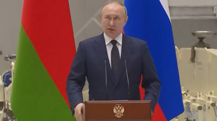 президент росії все сильніше смикається щоразу під час виступів