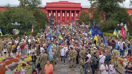 В Киеве проходит Марш защитников Украины: фото и видео