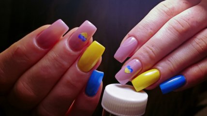 Выбирайте дизайн ногтей в цветах флага Украины