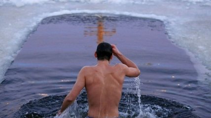 Грехи не смывает: ПЦУ опровергла мифы о купании в проруби на праздник Крещения
