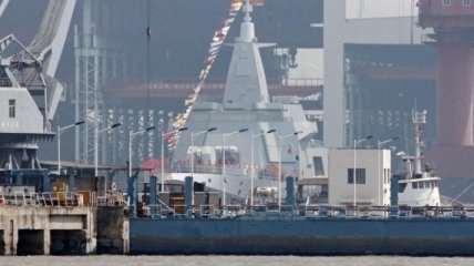Китай спустил на воду один из самых больших боевых кораблей в своей истории