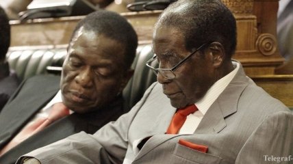 Президента Мугабе отстранили с поста руководителя правящей партии Зимбабве