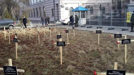 Перед посольством РФ в Киеве активисты установили памятные кресты