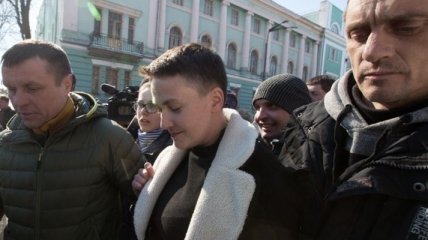 Савченко в сопровождении следователей пришла в управление СБУ