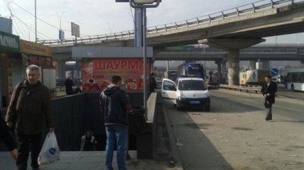 В Киеве возле метро произошел взрыв