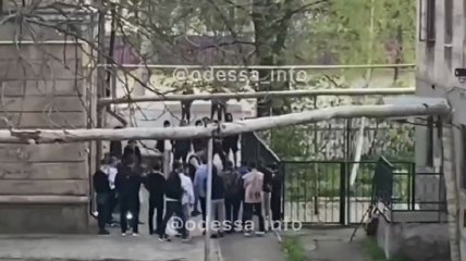 Толпа на толпу: на Пасху в Одессе подростки устроили массовую драку, четверо в больнице (видео)
