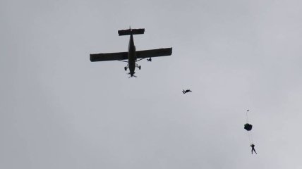 В Ирландии упал самолет сразу после выброски парашютистов
