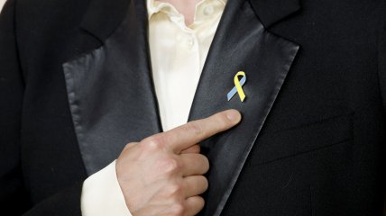 Сине-желтая лента на пиджаке польского актера