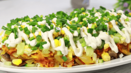 Праздничный салат с курицей, грибами и ароматной заправкой