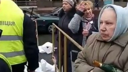 В Киеве жильцы перекрыли движение по улице Бассейной