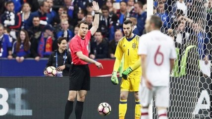 В матче Франция - Испания арбитр дважды воспользовался системой видеоповторов