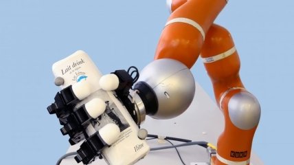 Создан робот-рука, который хватает предметы на лету