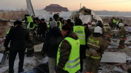 В Казахстане потерпел крушение самолет с 100 людьми на борту: погибли 14 человек