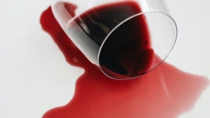 Бажано відразу замочити пляму, щоб вона не засохла