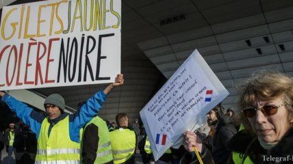 Участница акции протеста во Франции погибла под колесами автомобиля