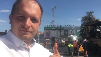 Мер Конотопа спалив прапор РФ під посольством (Відео)
