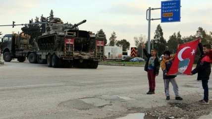 Еще одна колонна турецкой бронетехники прибыла к границе с Сирией 