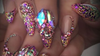 Маникюр 2018: как кристаллы - длинные ногти заостренной формы (Фото) 