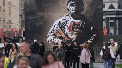 Білборд із зображенням російського солдата