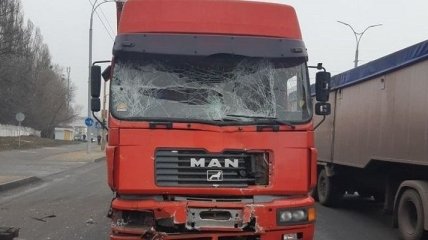 В Киеве грузовик врезался в маршрутку, пострадали пять человек