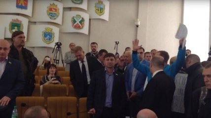 В облсовете Николаева сцепились бойцы АТО и депутаты (Видео)