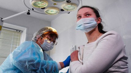 “Ночью не могла спать - от укола болела вся рука”: как украинке в Польше прививку от COVID-19 делали