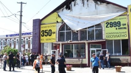 В Одессе постояльцев сгоревшего отеля временно разместили в лицее