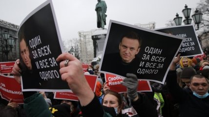 Листівки із зображенням Олексія Навального