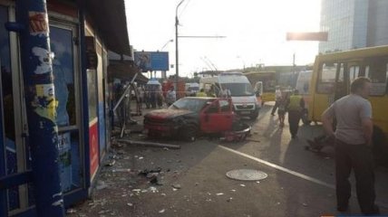 В Киеве авто влетело в остановку, есть жертвы