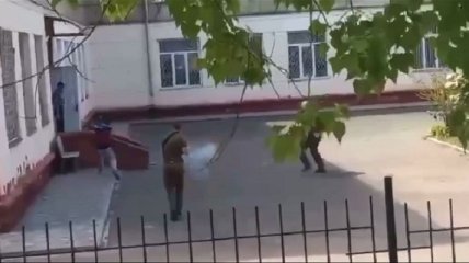 Во дворе школы в Черноморске устроили стрельбу: видео инцидента попало в сеть