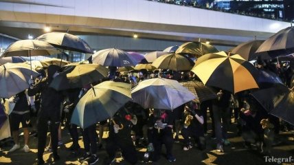 Пятая годовщина "Революции зонтиков": в Гонконге протестующие опять подрались с полицией