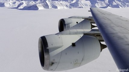 В Антарктиде на месте крушения самолета ищут тела погибших пилотов
